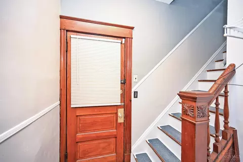 Entry Way - 434 Ada St, Cincinnati, OH 45219 photo 5 of 6