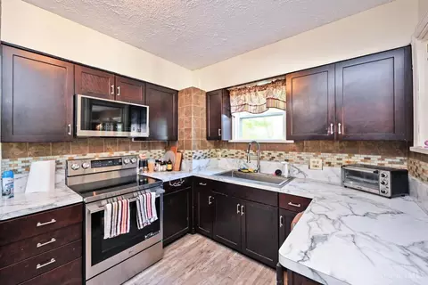 Kitchen - 6878 Beechmont Ave, Cincinnati, OH 45230 photo 3 of 4