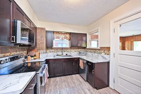 Kitchen - 6878 Beechmont Ave, Cincinnati, OH 45230 photo 2 of 4