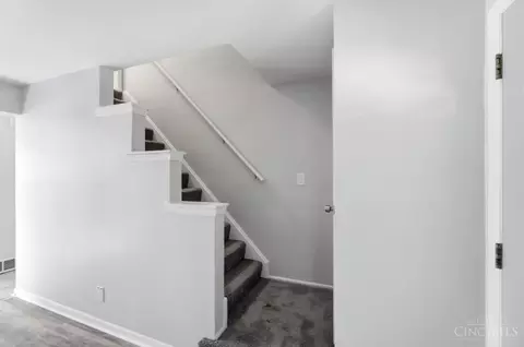 Entry Way - 9237 Orangewood Dr, Cincinnati, OH 45231 photo 2 of 3
