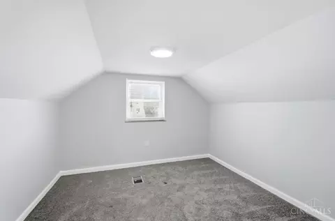 Bedroom - 9237 Orangewood Dr, Cincinnati, OH 45231 photo 4 of 8