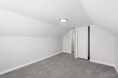 Bedroom - 9237 Orangewood Dr, Cincinnati, OH 45231 photo 7 of 8