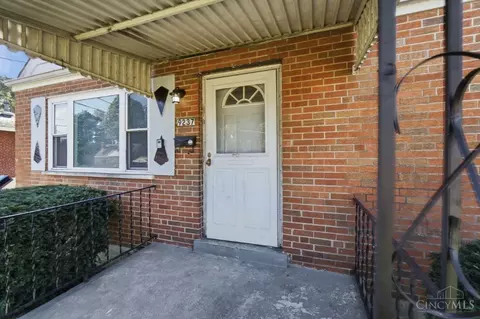 Exterior - 9237 Orangewood Dr, Cincinnati, OH 45231 photo 5 of 10