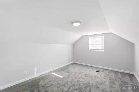 Bedroom - 9237 Orangewood Dr, Cincinnati, OH 45231 photo 6 of 8