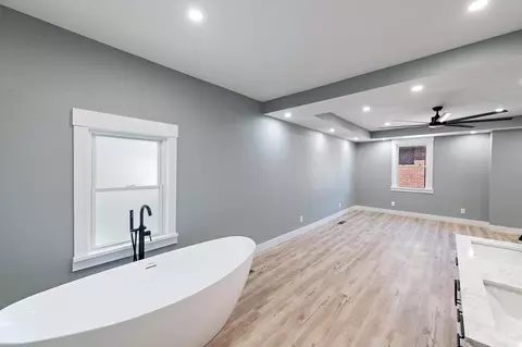 Bath - 3947 Warwick Ave, Cincinnati, OH 45229 photo 3 of 5