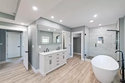 Bath - 3947 Warwick Ave, Cincinnati, OH 45229 photo 1 of 5