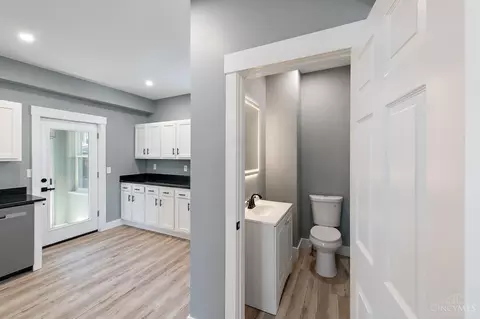 Entry Way - 3947 Warwick Ave, Cincinnati, OH 45229 photo 1 of 1