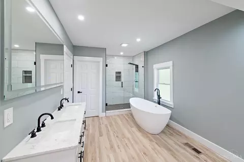 Bath - 3947 Warwick Ave, Cincinnati, OH 45229 photo 4 of 5