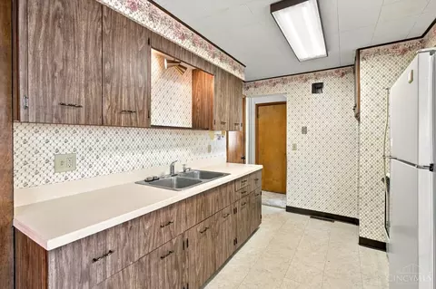 Kitchen - 5745 Glow Ct, Cincinnati, OH 45238 photo 5 of 7