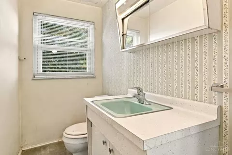 Bath - 5745 Glow Ct, Cincinnati, OH 45238 photo 2 of 3