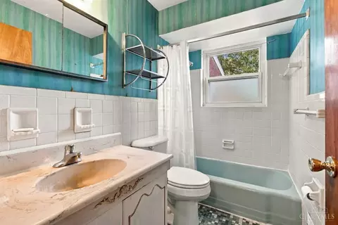 Bath - 5745 Glow Ct, Cincinnati, OH 45238 photo 1 of 3
