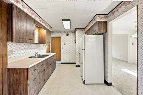 Kitchen - 5745 Glow Ct, Cincinnati, OH 45238 photo 2 of 7