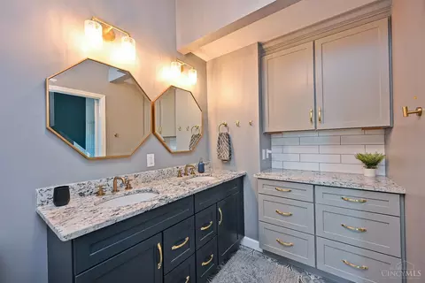 Bath - 1015 Cutter St, Cincinnati, OH 45202 photo 1 of 6