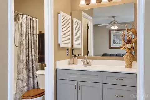 Bath - 1056 Crisfield Dr, Cincinnati, OH 45245 photo 4 of 5
