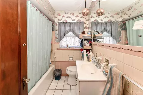 Bath - 6815 Hampton Dr, Silverton, OH 45236 photo 2 of 3