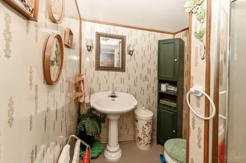Bath - 6815 Hampton Dr, Silverton, OH 45236 photo 3 of 3
