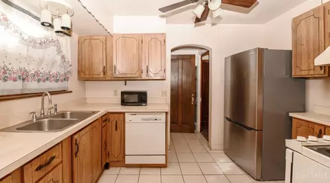 Kitchen - 6815 Hampton Dr, Silverton, OH 45236 photo 2 of 5