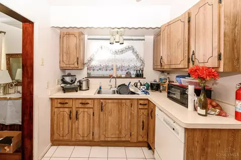 Kitchen - 6815 Hampton Dr, Silverton, OH 45236 photo 3 of 5