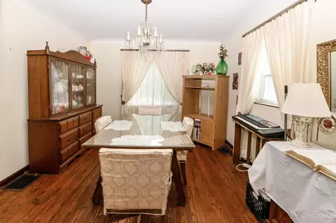 Dining - 6815 Hampton Dr, Silverton, OH 45236 photo 2 of 3
