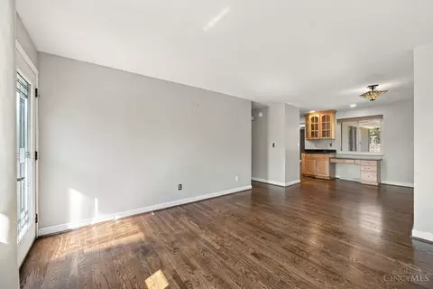 Living - 2585 Honeyhill Ct, Reading, OH 45236 photo 4 of 11