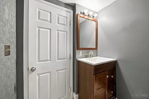 Bath - 2585 Honeyhill Ct, Reading, OH 45236 photo 3 of 6