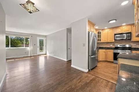 Living - 2585 Honeyhill Ct, Reading, OH 45236 photo 6 of 11