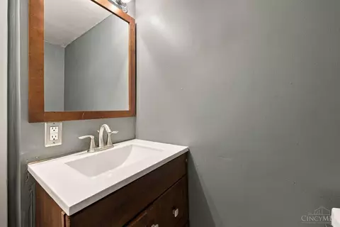 Bath - 2585 Honeyhill Ct, Reading, OH 45236 photo 4 of 6