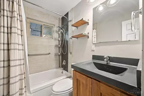 Bath - 2585 Honeyhill Ct, Reading, OH 45236 photo 2 of 6