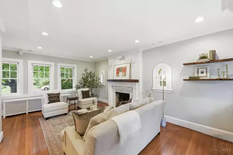 Living - 3055 Springer Ave, Cincinnati, OH 45208 photo 2 of 4