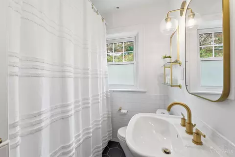 Bath - 3055 Springer Ave, Cincinnati, OH 45208 photo 2 of 3