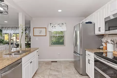 Kitchen - 582 Virginia Ln, Cincinnati, OH 45244 photo 2 of 5