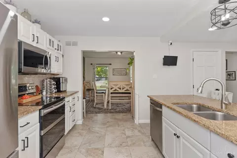 Kitchen - 582 Virginia Ln, Cincinnati, OH 45244 photo 5 of 5