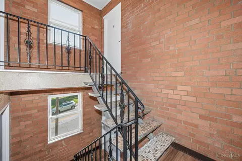 Entry Way - 1275 Sunset Ave, Cincinnati, OH 45205 photo 4 of 6