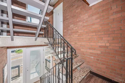 Entry Way - 1275 Sunset Ave, Cincinnati, OH 45205 photo 2 of 6