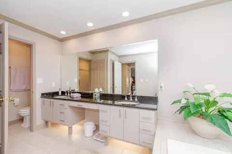 Bath - 683 Renolda Woods Ct, Kettering, OH 45429 photo 4 of 5