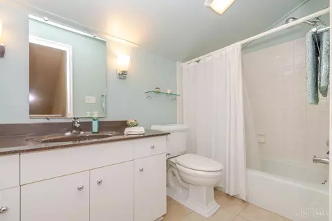 Bath - 683 Renolda Woods Ct, Kettering, OH 45429 photo 5 of 5