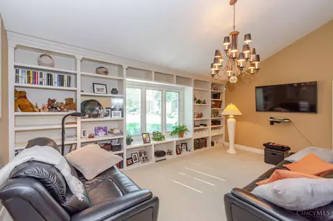 Living - 683 Renolda Woods Ct, Kettering, OH 45429 photo 6 of 7