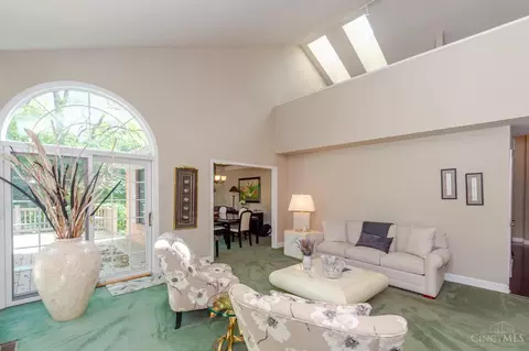 Living - 683 Renolda Woods Ct, Kettering, OH 45429 photo 2 of 7