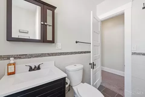 Bath - 1121 Gilsey Ave, Cincinnati, OH 45205 photo 2 of 3
