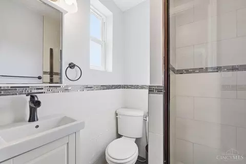 Bath - 1121 Gilsey Ave, Cincinnati, OH 45205 photo 1 of 3