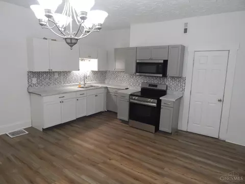 Kitchen - 655 Steiner, Cincinnati, OH 45204 photo 1 of 1