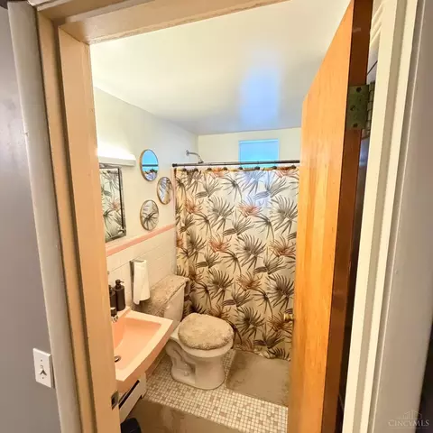 Bath - 2915 Mignon Ave, Cincinnati, OH 45211 photo 1 of 1
