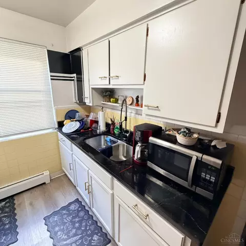 Kitchen - 2915 Mignon Ave, Cincinnati, OH 45211 photo 3 of 4