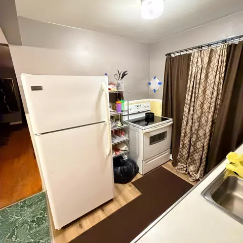 Kitchen - 2915 Mignon Ave, Cincinnati, OH 45211 photo 2 of 4