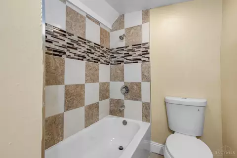 Bath - 3914 Meyerfeld Ave, Cheviot, OH 45211 photo 3 of 5