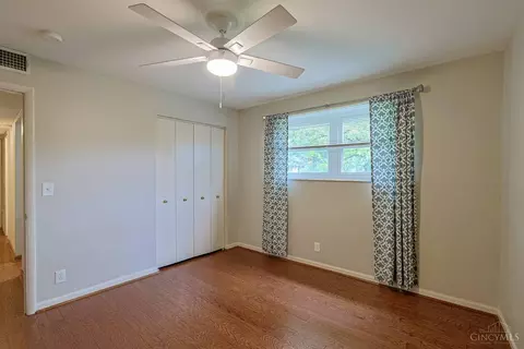 Bedroom - 2270 Madison Rd, Cincinnati, OH 45208 photo 2 of 4