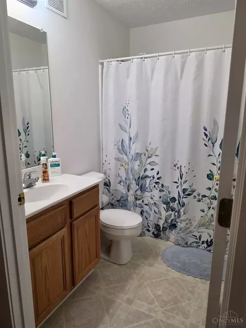 Bath - 5485 Michelles Oak Ct, Cincinnati, OH 45248 photo 1 of 5