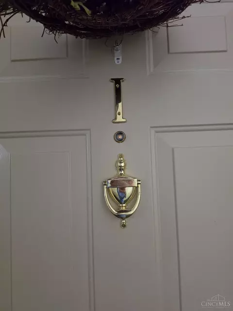 Entry Way - 5485 Michelles Oak Ct, Cincinnati, OH 45248 photo 2 of 6