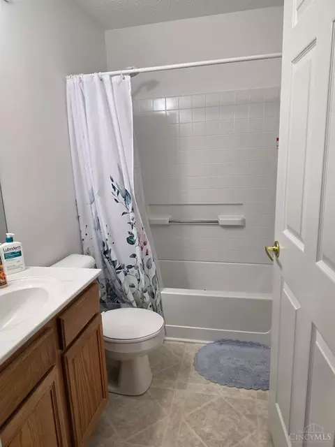 Bath - 5485 Michelles Oak Ct, Cincinnati, OH 45248 photo 2 of 5