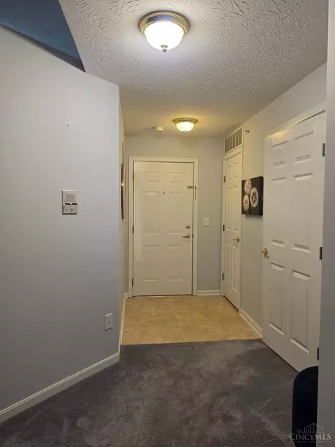 Entry Way - 5485 Michelles Oak Ct, Cincinnati, OH 45248 photo 4 of 6